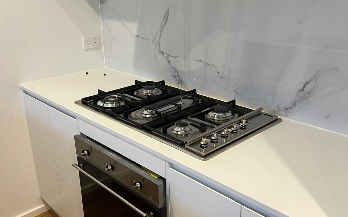 Gas cooktop, oven and rangehood fitted in a kitchen