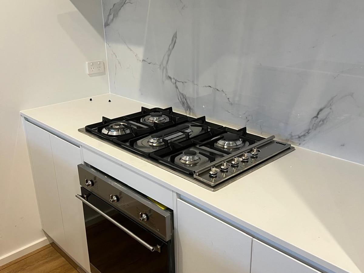 Gas cooktop, oven and rangehood fitted in a kitchen