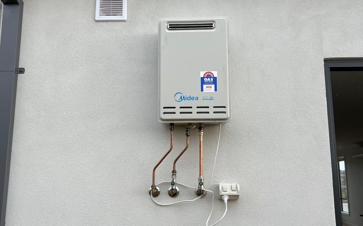 Wall mounted gas continuous flow hot water unit