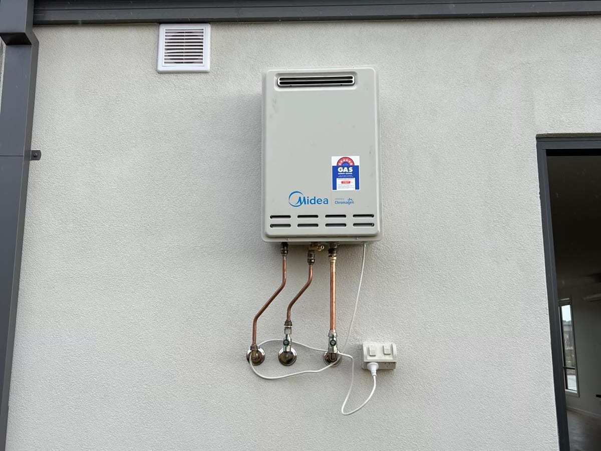 Gas continuous flow hot water unit with copper pipework